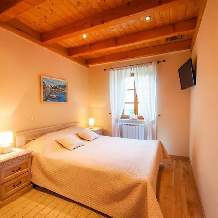 Sleeps 8 Pool Air Con Wifi *