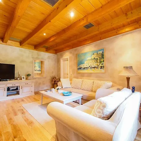 Sleeps 8 Pool Air Con Wifi Mitrovici