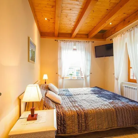 Sleeps 8 Pool Air Con Wifi * Mitrovici
