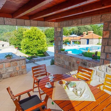 Sleeps 8 Pool Air Con Wifi 别墅 Mitrovici