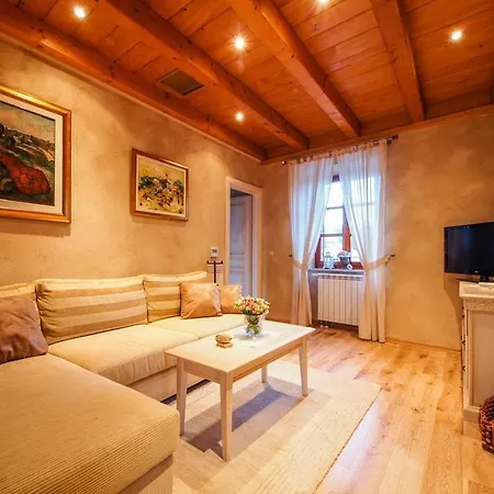 Sleeps 8 Pool Air Con Wifi Mitrovici