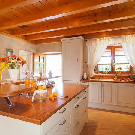 Sleeps 8 Pool Air Con Wifi Mitrovici