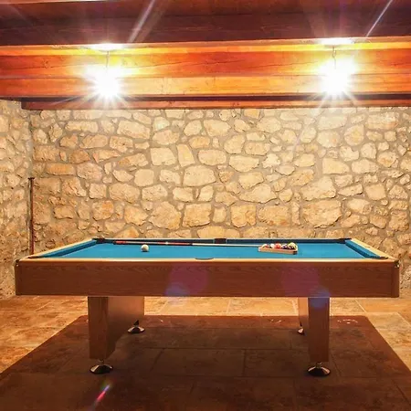Sleeps 8 Pool Air Con Wifi Mitrovici