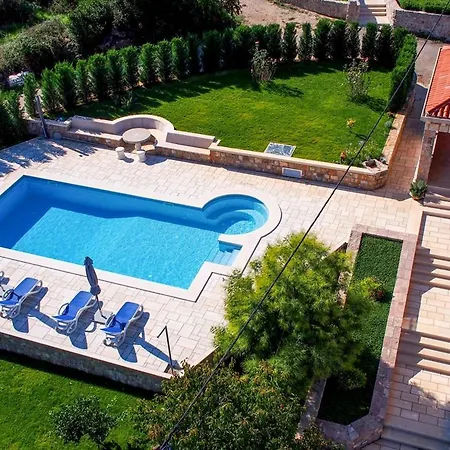 Sleeps 8 Pool Air Con Wifi 别墅 Mitrovici