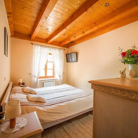 Sleeps 8 Pool Air Con Wifi